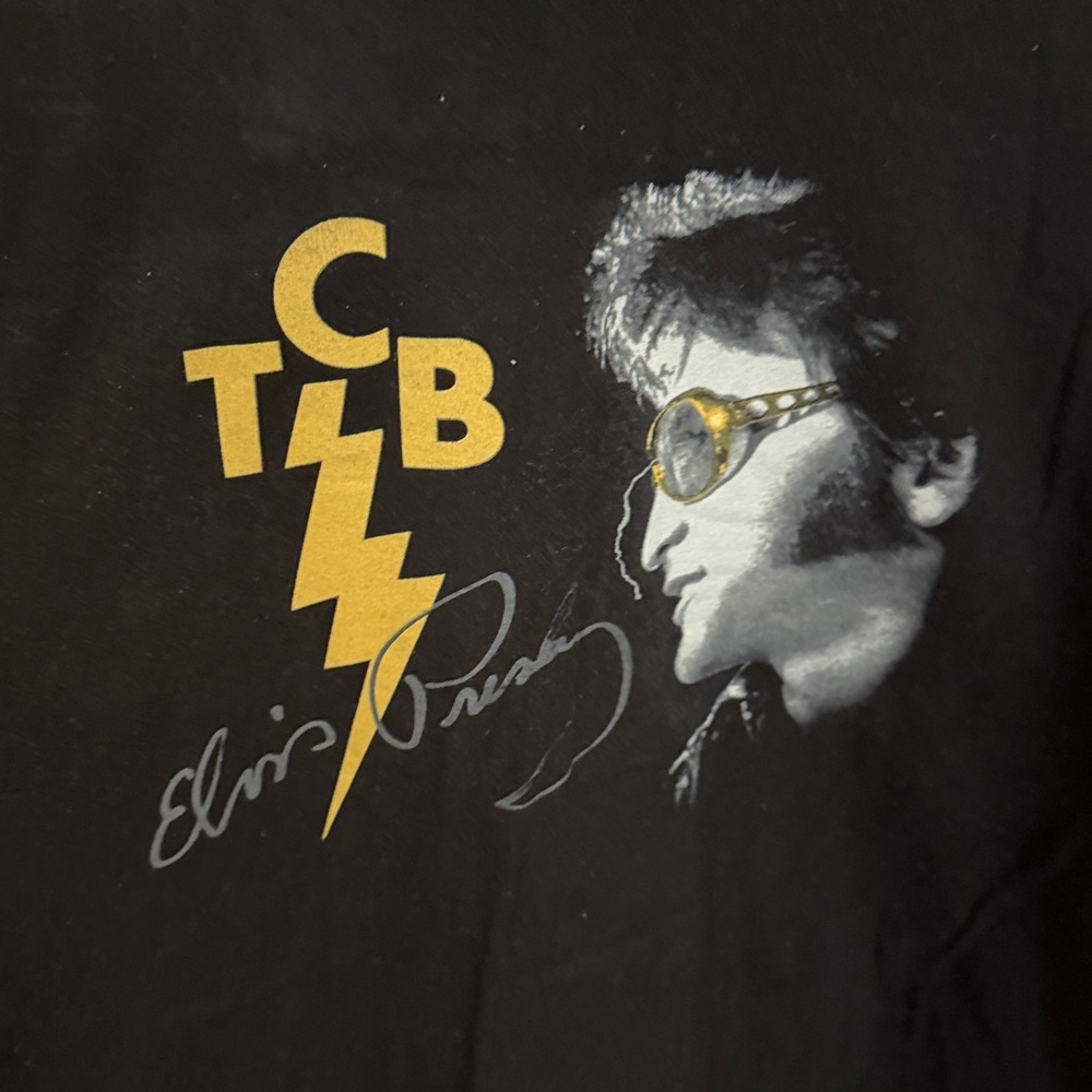 Official Apparel from Graceland Elvis Presley T-Shirt NEW